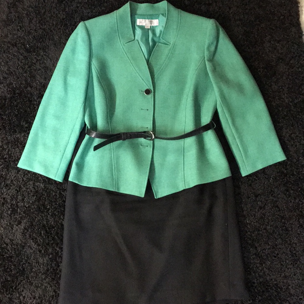 Tahari 2 piece skirt suit